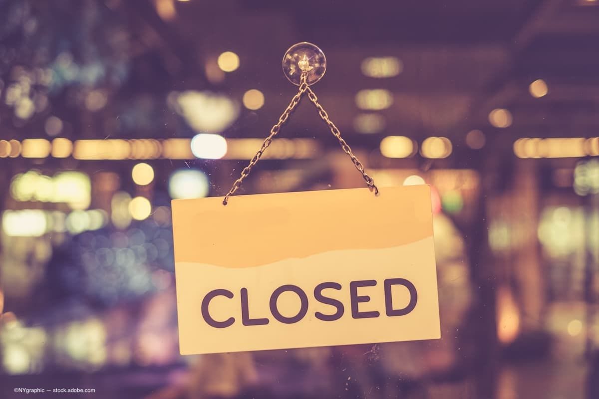 a closed sign in the window of a business (Image Credit: AdobeStock/NYgraphic)