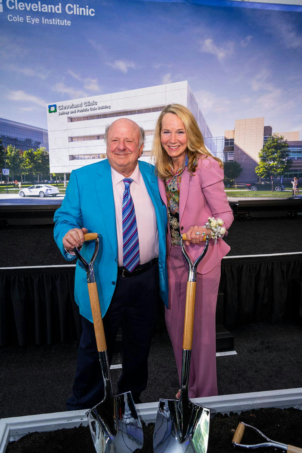 Jeffrey A. Cole and his wife Patricia O’Brien Cole. (Image courtesy of Cleveland Clinic)
